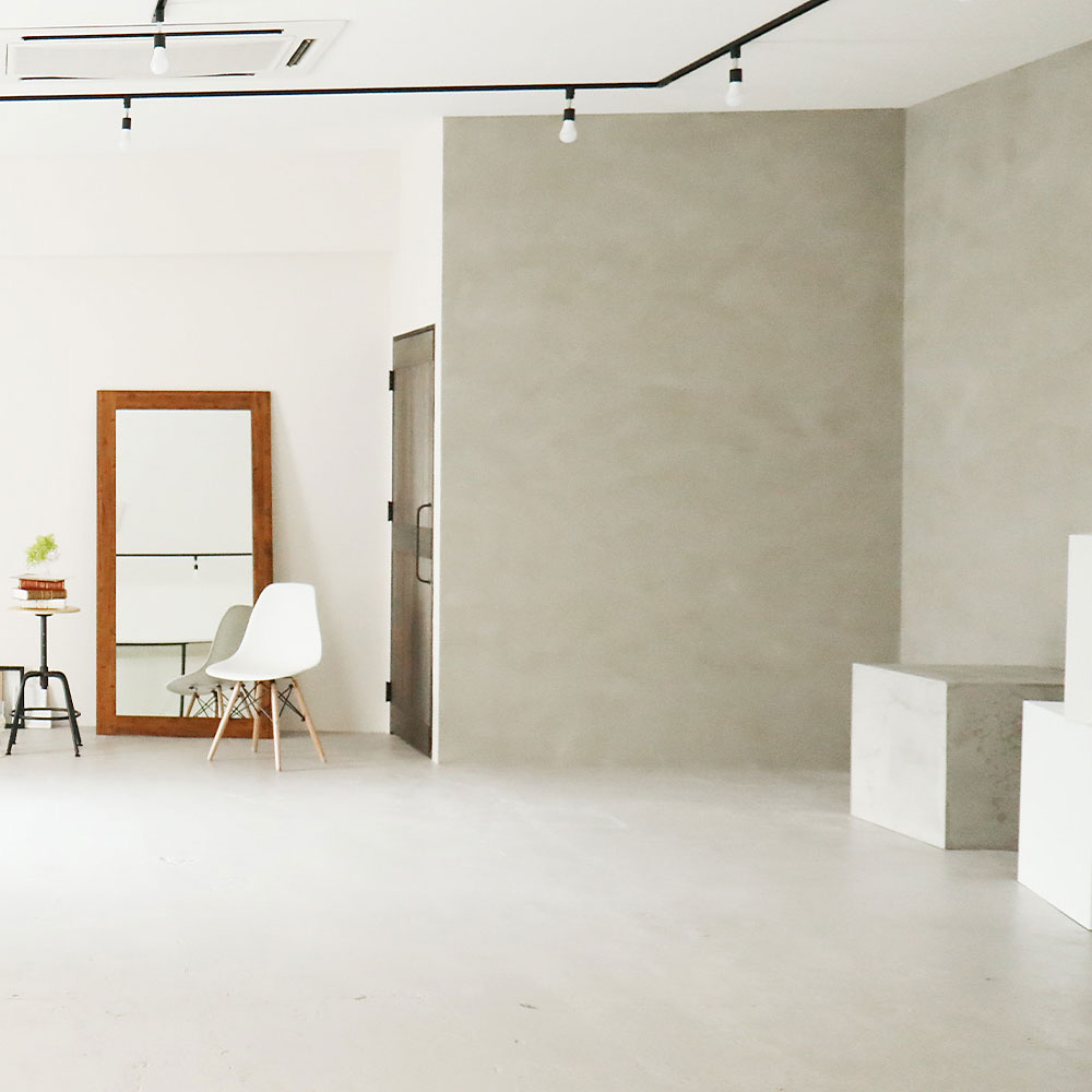 ＜大阪＞BFLAT 3mの高さ シンプルな白壁、コンクリート調の床【なんば桜川】 - 画像 (2)