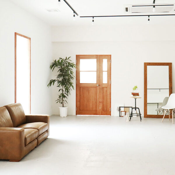＜大阪＞BFLAT 3mの高さ シンプルな白壁、コンクリート調の床【なんば桜川】