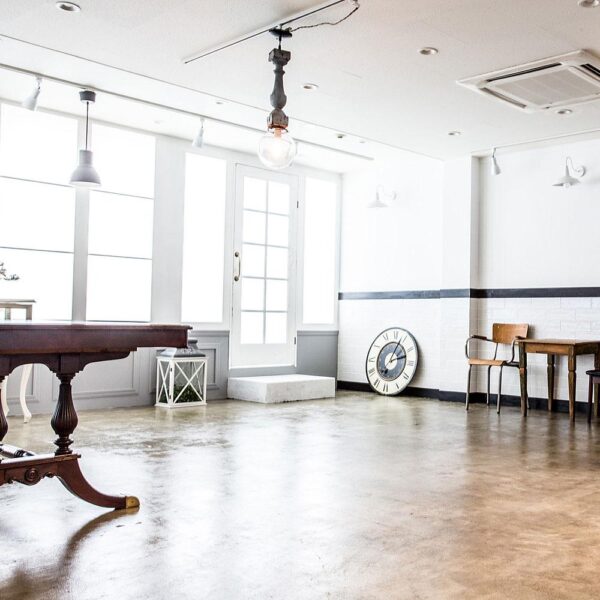 ＜大阪＞studio02 南船場 白いロココ調壁 おしゃれ家具 【心斎橋】