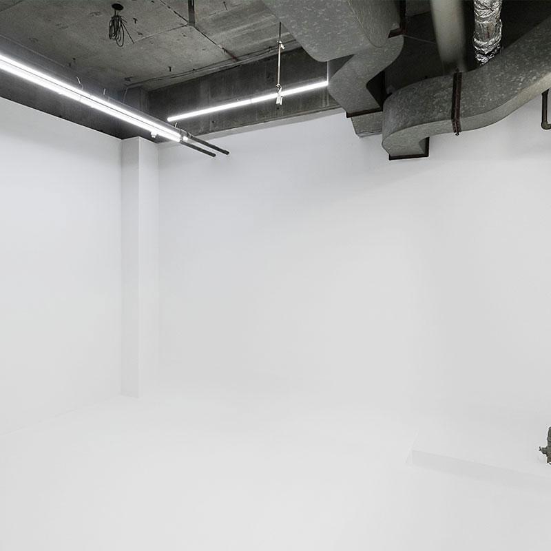 <東京>アーティストフォトスタジオ 新宿スタジオ 白ホリR拡張【新宿三丁目駅】