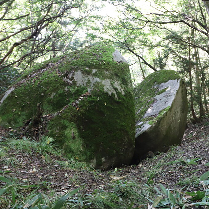<鳥取>天馬山(真っ二つに割れた巨石)