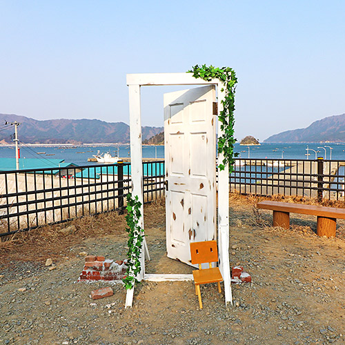 ＜岩手＞山田湾展望広場 すずめの戸締り扉【陸中山田駅】<span class="price-others">入場料無料</span>